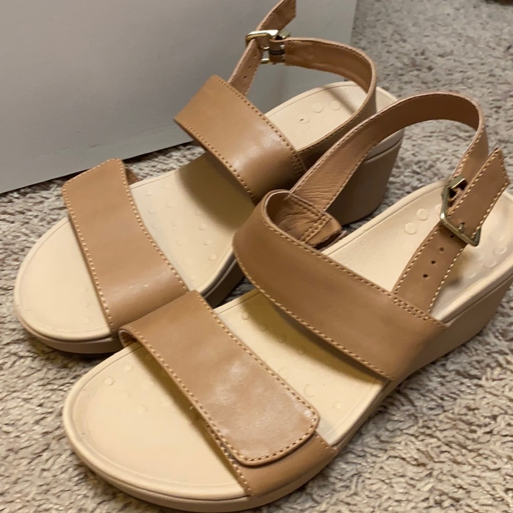 Vionic wedge